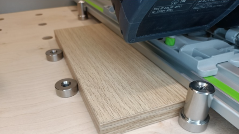 Imaki do stołu warsztatowego – jak działają i dlaczego luz w otworach to problem