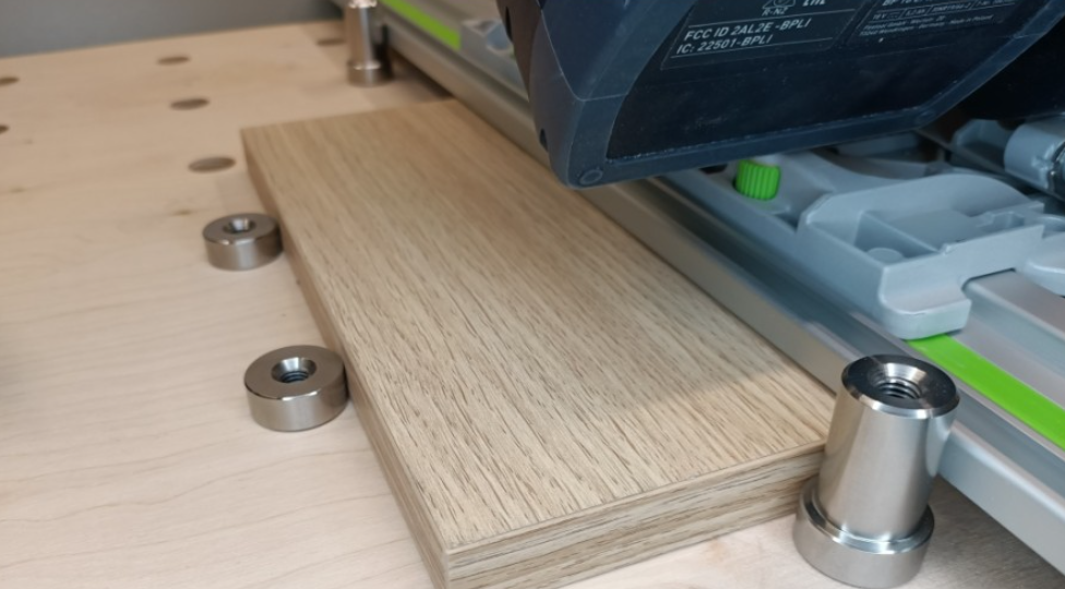 Imaki do stołu warsztatowego – jak działają i dlaczego luz w otworach to problem Imaki do stołu warsztatowego – jak działają i dlaczego luz w otworach to problem